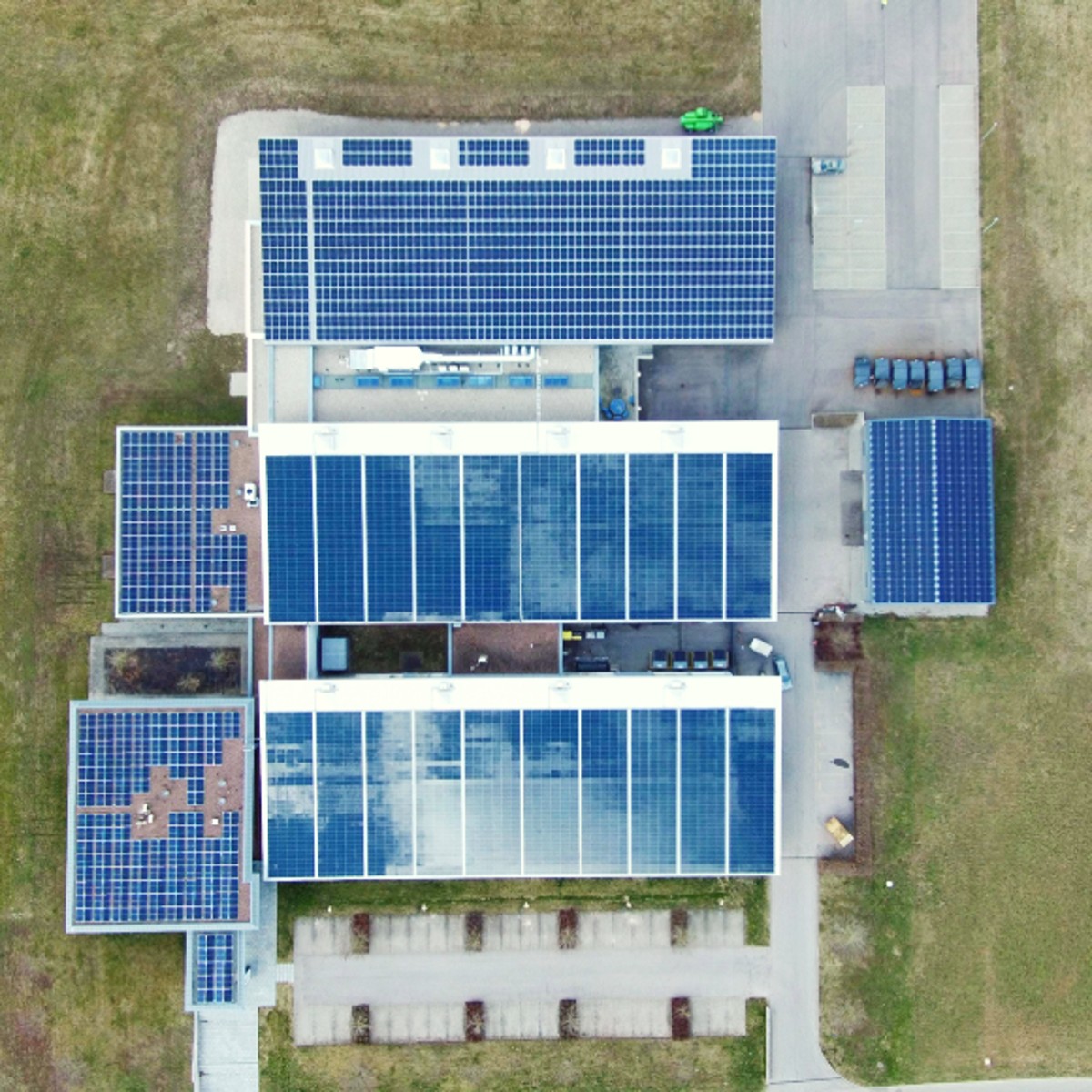 Photovoltaikanlage auf dem Dach der Sonderschrauben Güldner